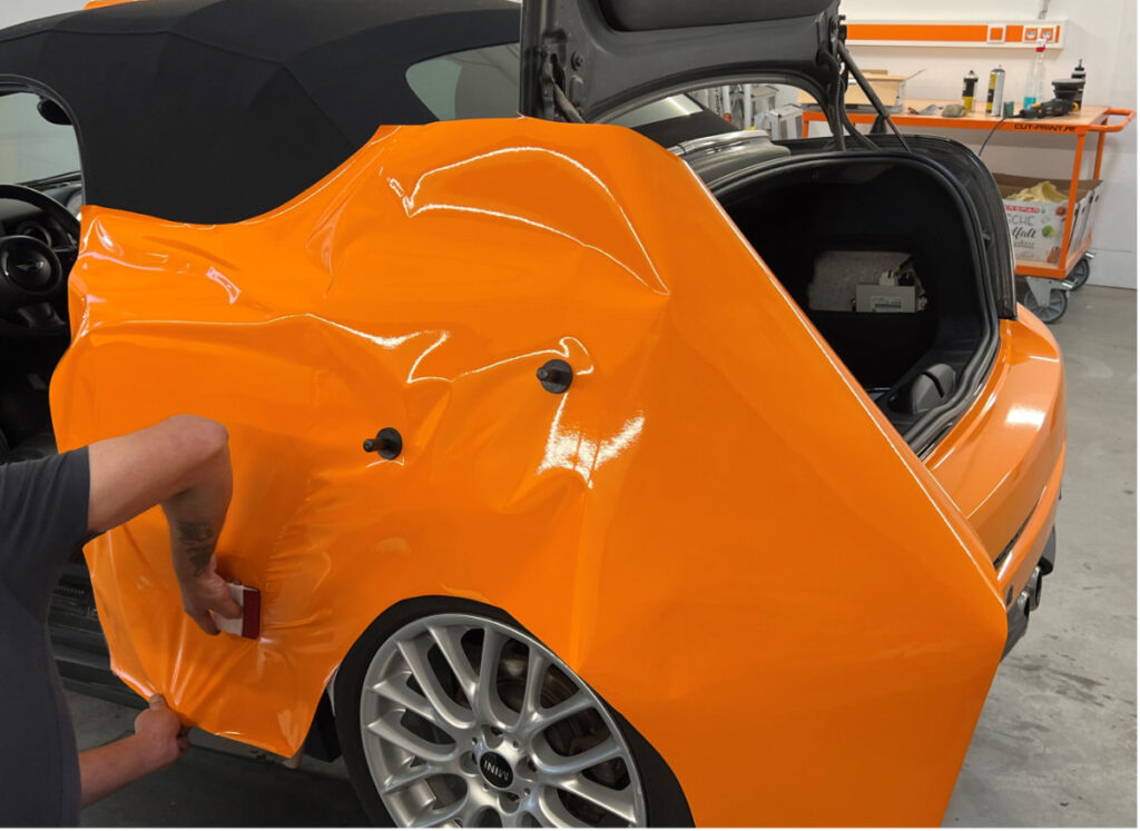 Cut & Print foliert ein Fahrzeug mit einer neuen Fahrzeugfolierung