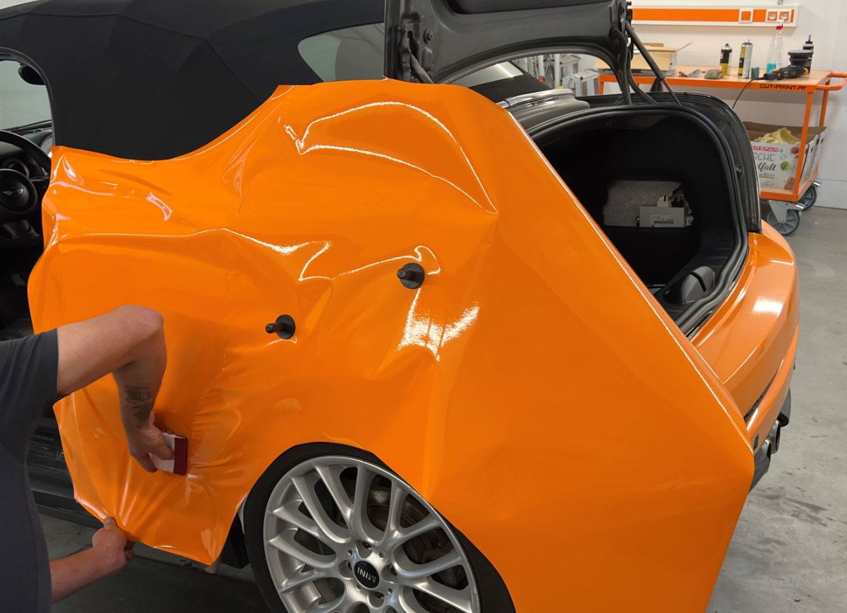 Cut & Print foliert ein Fahrzeug mit einer neuen Fahrzeugfolierung