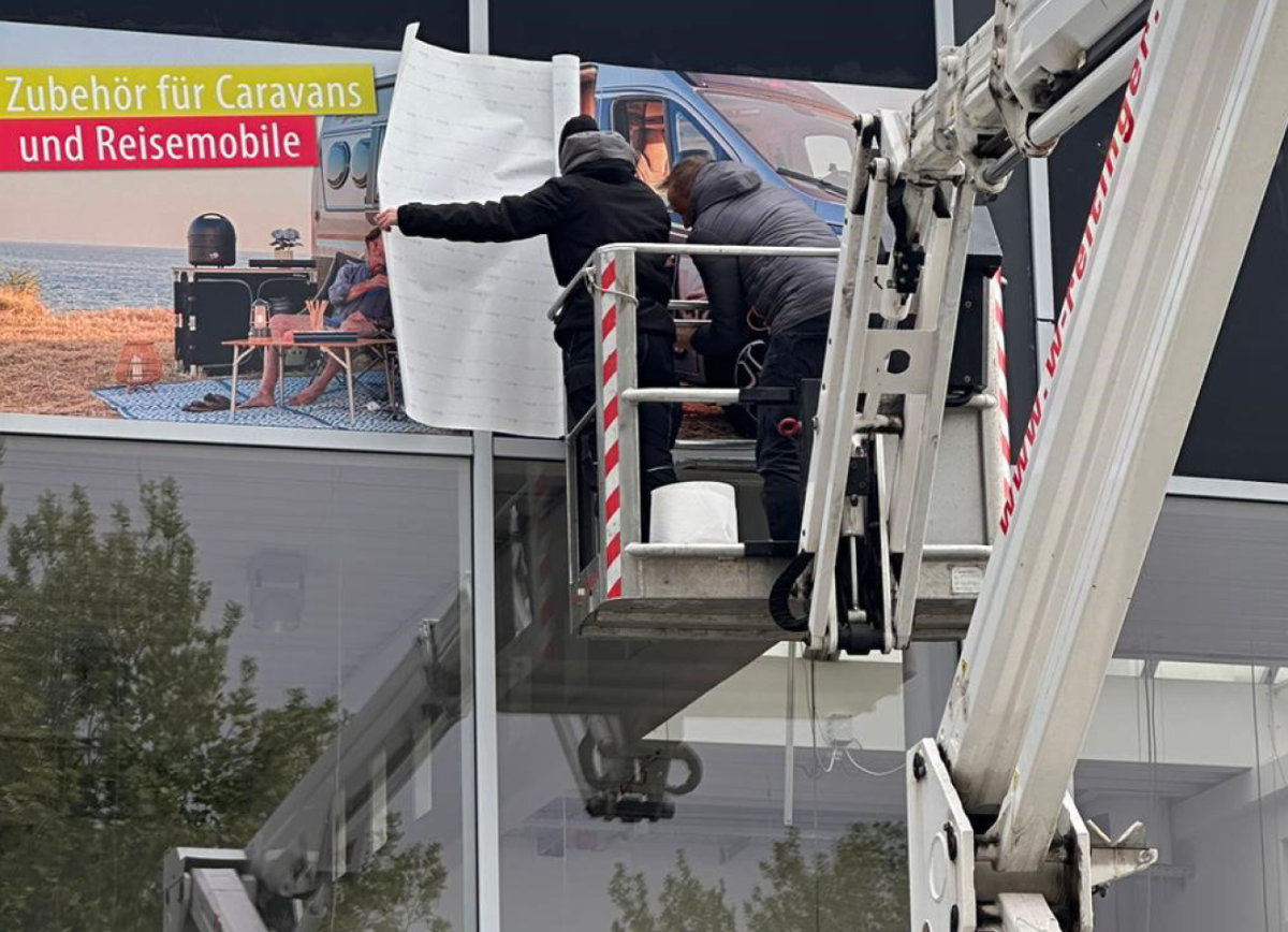 Cut & Print montiert eine neue Gebäudebeschriftung