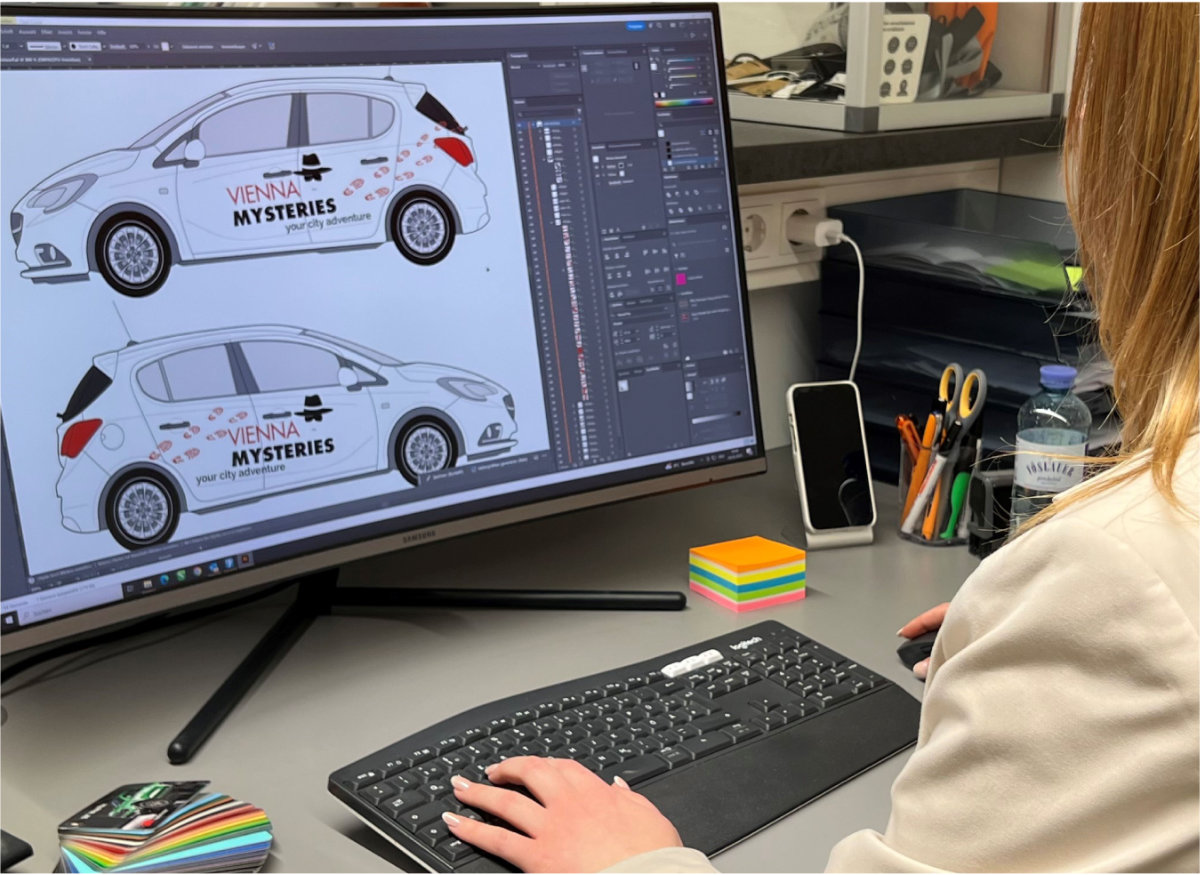 Frau bearbeitet einen Entwurf im Grafikprogramm bei Cut & Print