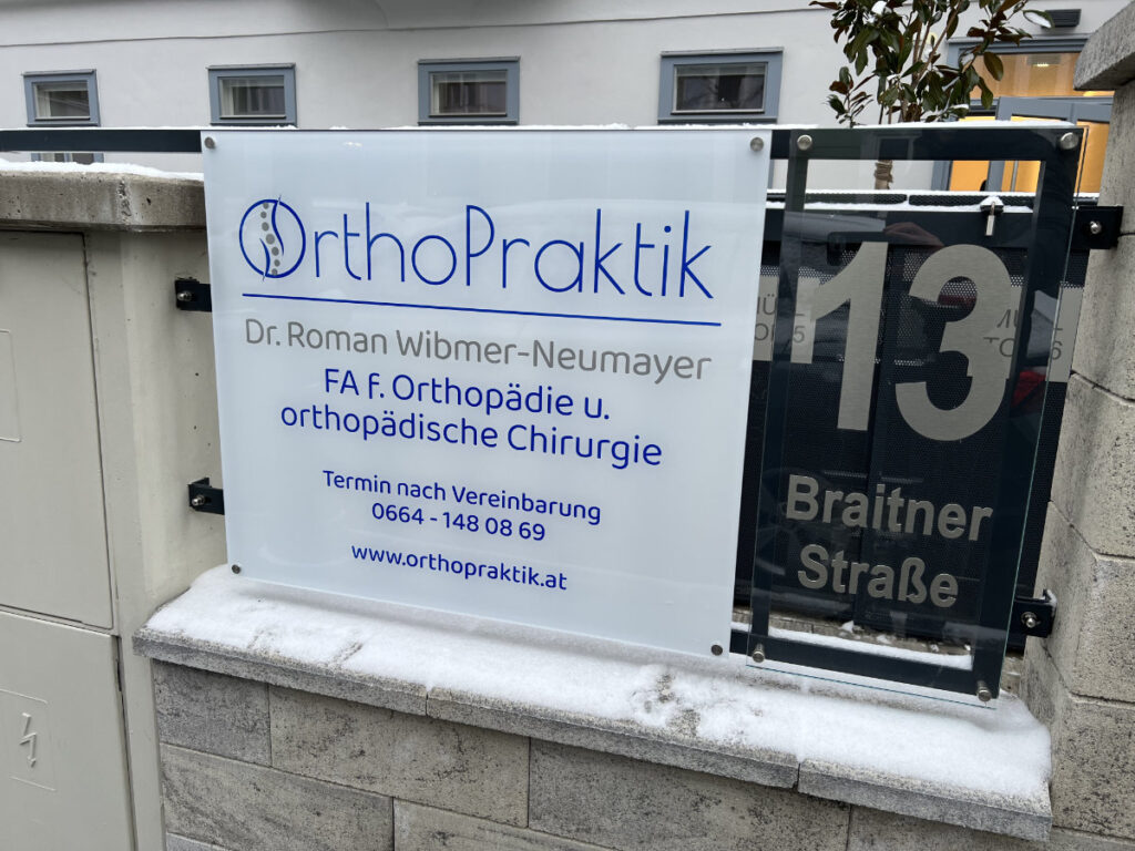 Werbetafel von Cut & Print für OrthoPraktik