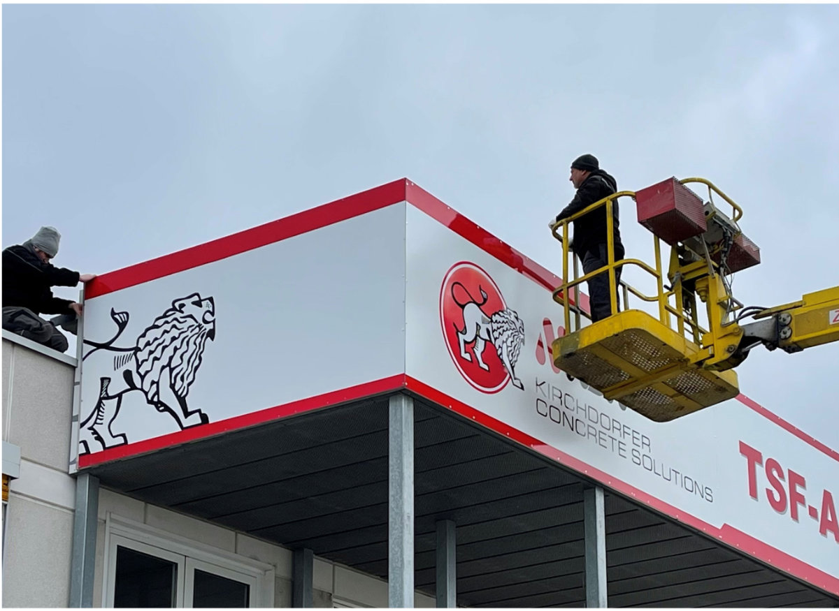 Cut and Print bei der Montage eines neuen Werbeschild