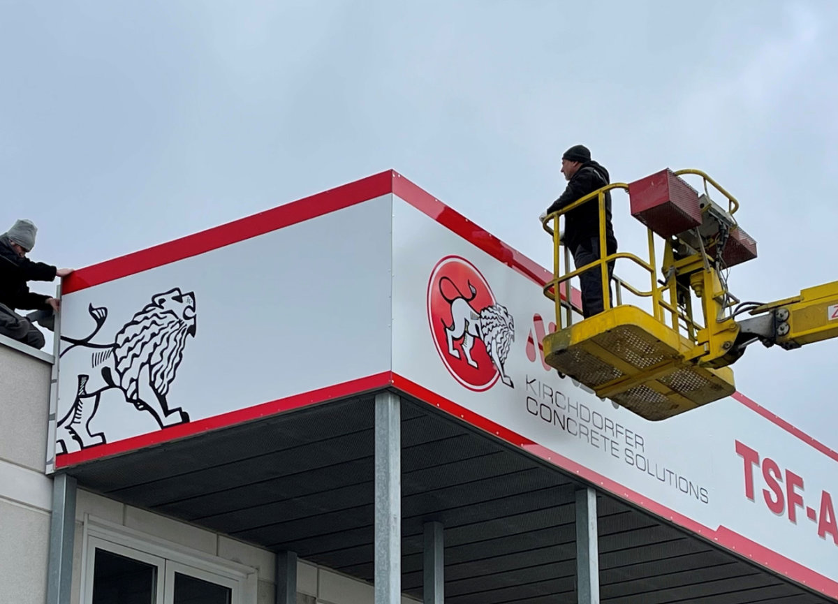 Cut & Print bei der Montage eines neuen Werbeschild