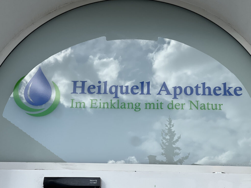 Cut & Print beschriftet auch Glasflächen bei Apotheken