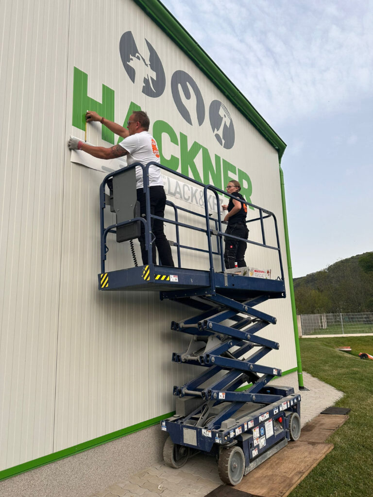 Cut & Print direkt bei der professionellen Beschriftung einer Halle