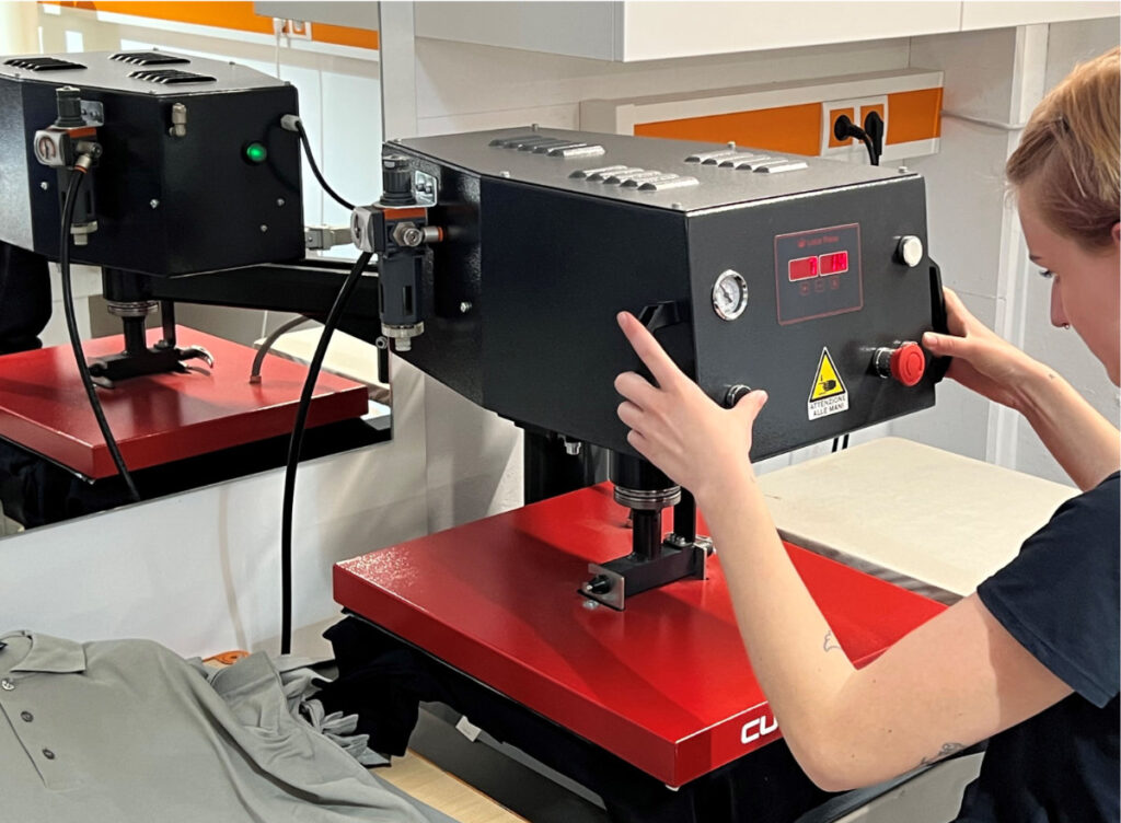 Cut & Print beim Bearbeiten mit einer Bügellpresse