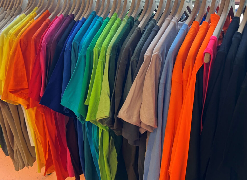 Eine Auswahl von T-Shirts bei Cut & Print